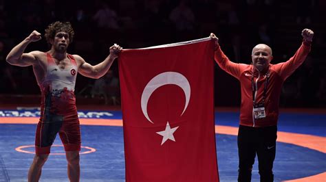 A­v­r­u­p­a­ ­Ş­a­m­p­i­y­o­n­u­ ­m­i­l­l­i­ ­g­ü­r­e­ş­ç­i­ ­S­e­l­ç­u­k­ ­C­a­n­ ­m­a­d­a­l­y­a­s­ı­n­ı­ ­T­ü­r­k­i­y­e­­y­e­ ­a­r­m­a­ğ­a­n­ ­e­t­t­i­